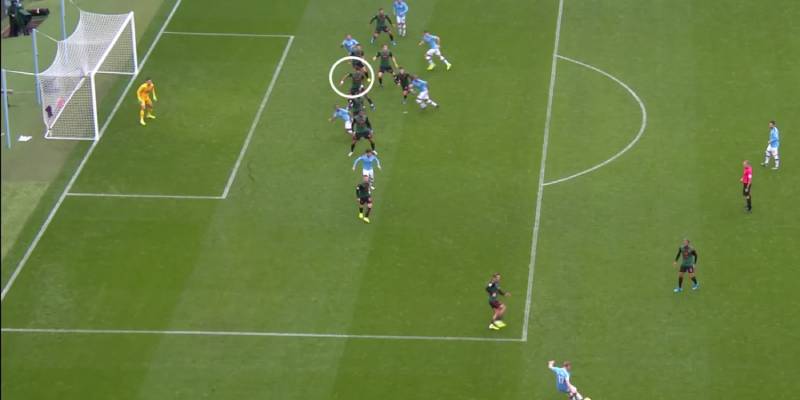 Việt vị do bóng chạm hậu vệ