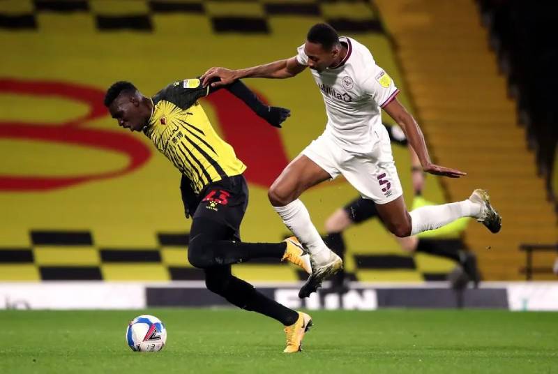 Xem xét tình hình lực lượng và chiến thuật của từng đội